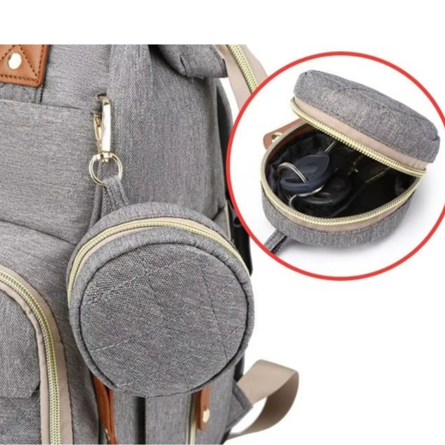 Mochila Maternidade Impermeável Cinza Claro de perto