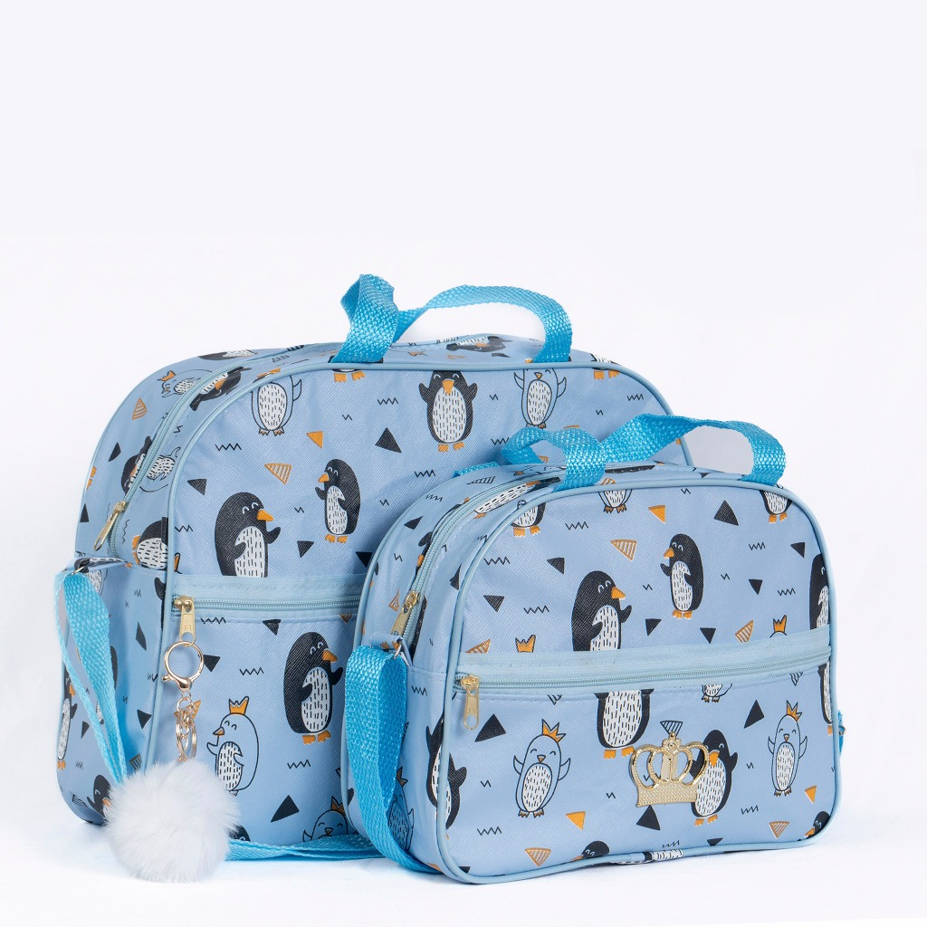 Duas bolsas maternidade azuis com estampa de pinguim, alças azuis e chaveiro de pompom.