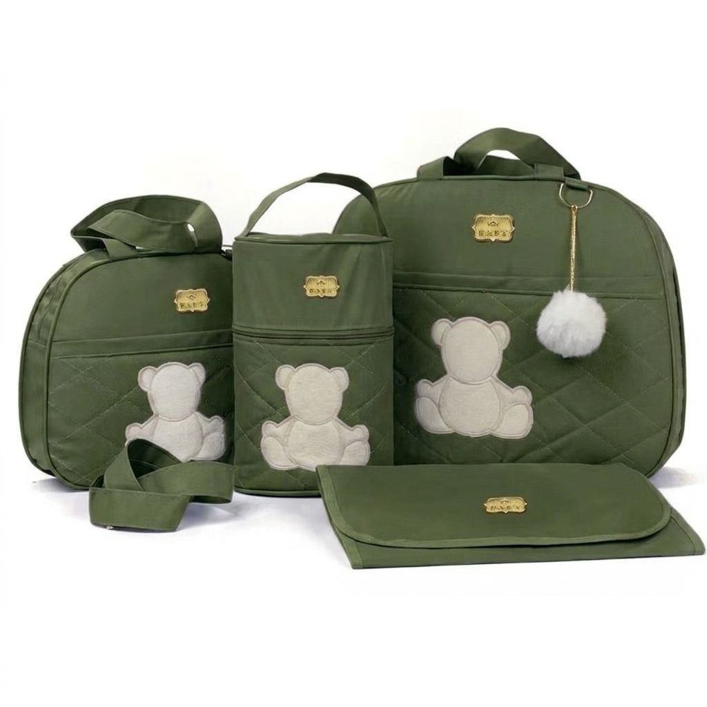 Kit de bolsas de maternidade verde-militar com bordados de ursinho em vista frontal.