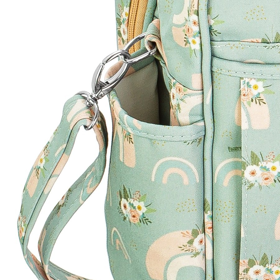 Detalhe lateral de bolsa verde-claro estampada com bolso, alça e fecho de metal.