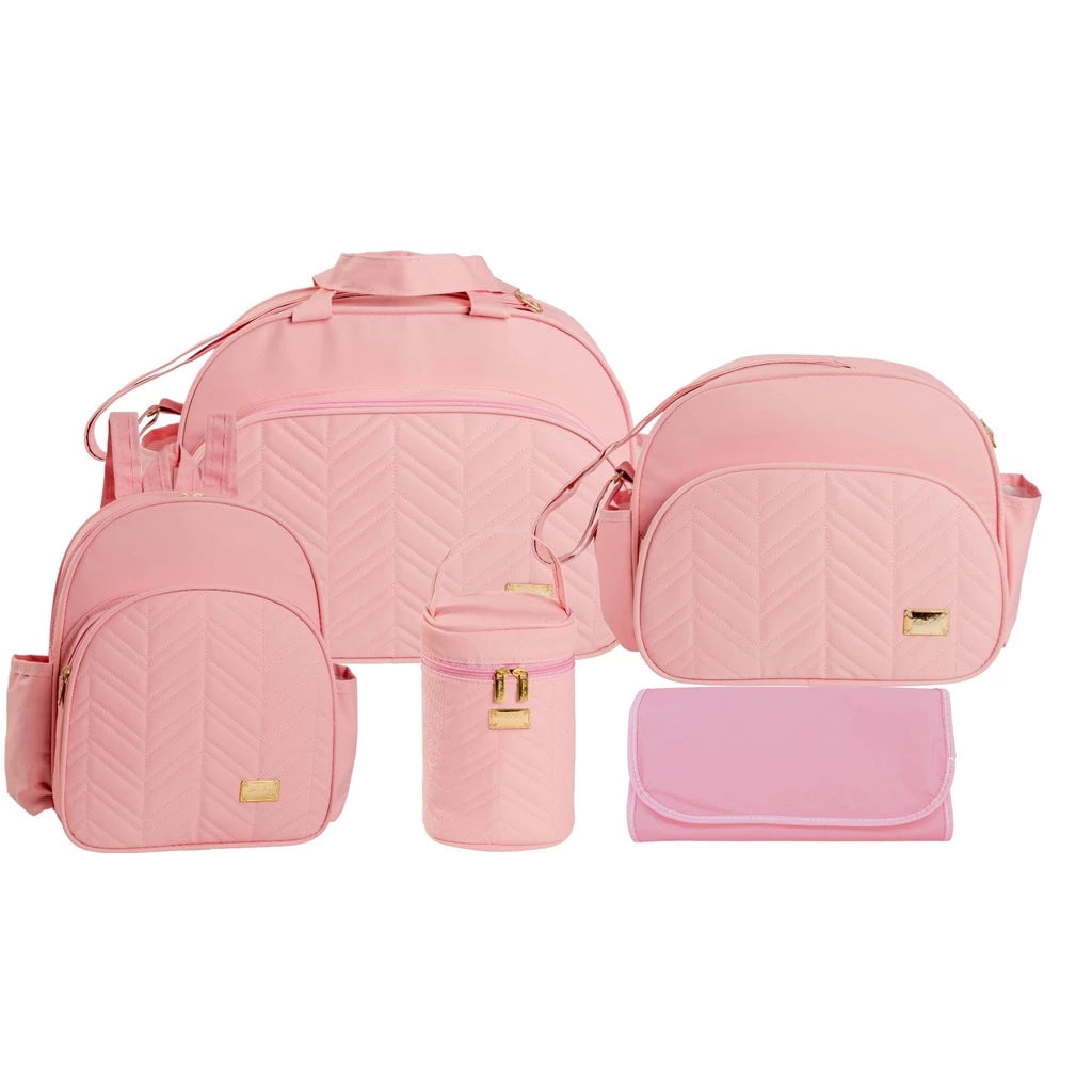 Kit bolsa maternidade rosa com cinco peças texturizadas em padrão chevron e detalhes dourados.