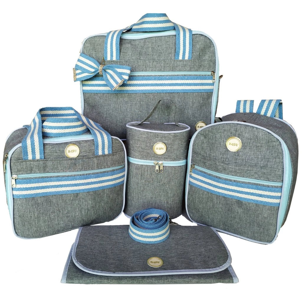 Kit de bolsas maternidade cinza com detalhes listrados azul e branco, vista frontal.