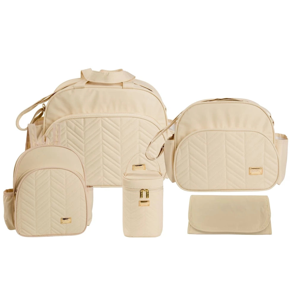 Kit de bolsas maternidade bege com padrão chevron em relevo sobre fundo branco.