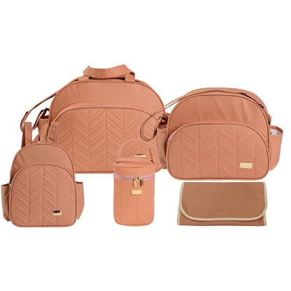 Kit de cinco bolsas de maternidade salmão com textura chevron sobre fundo branco.