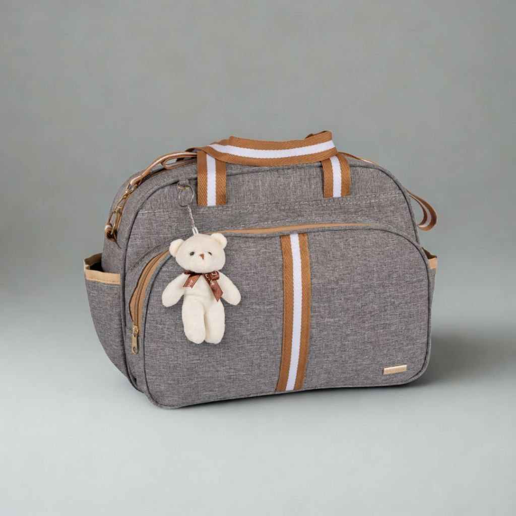 Bolsa Maternidade cinza com marrom Com Chaveiro fundo cinza