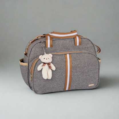 Bolsa Maternidade cinza com marrom Com Chaveiro fundo cinza