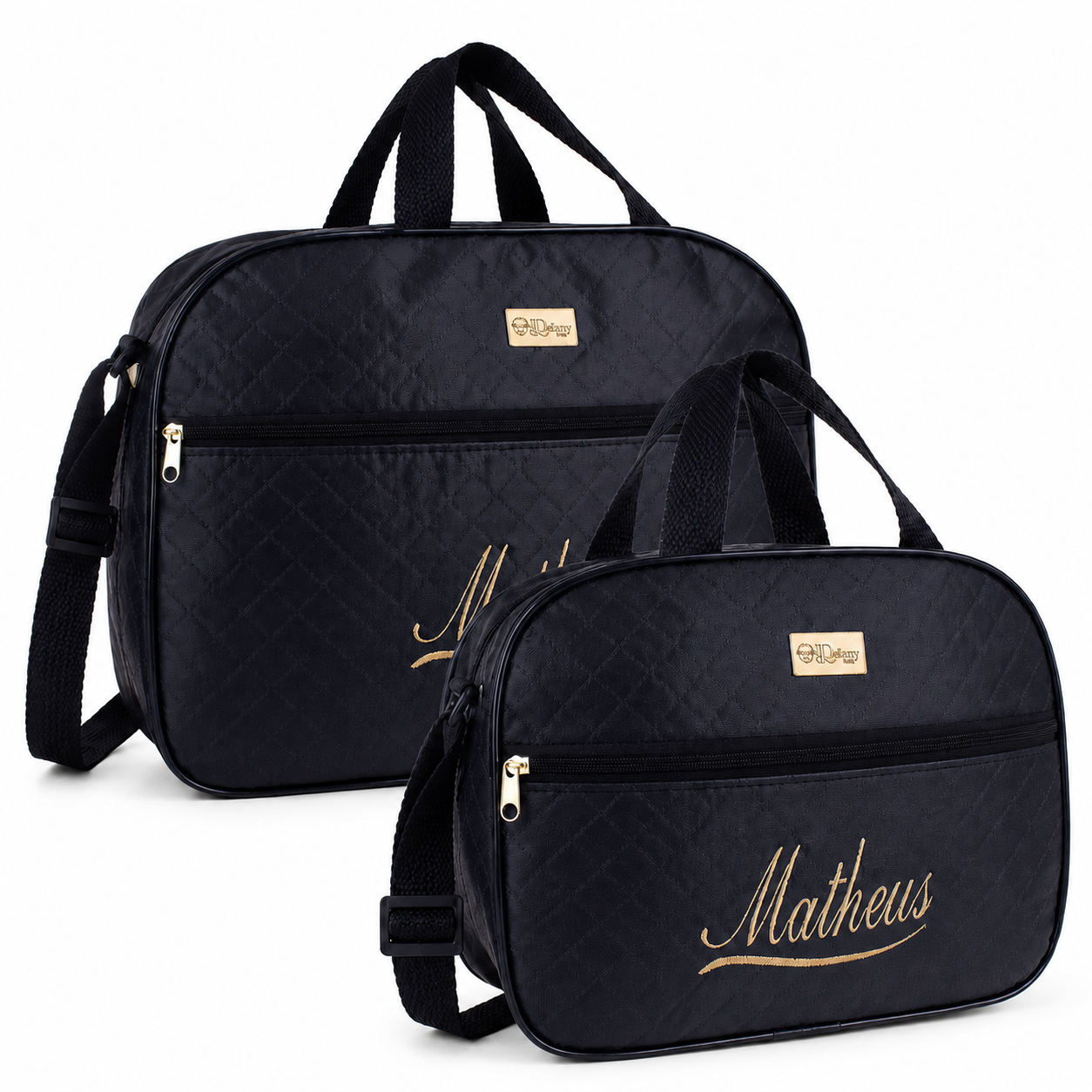 Duas bolsas de maternidade pretas com textura matelassê e nome bordado em dourado.