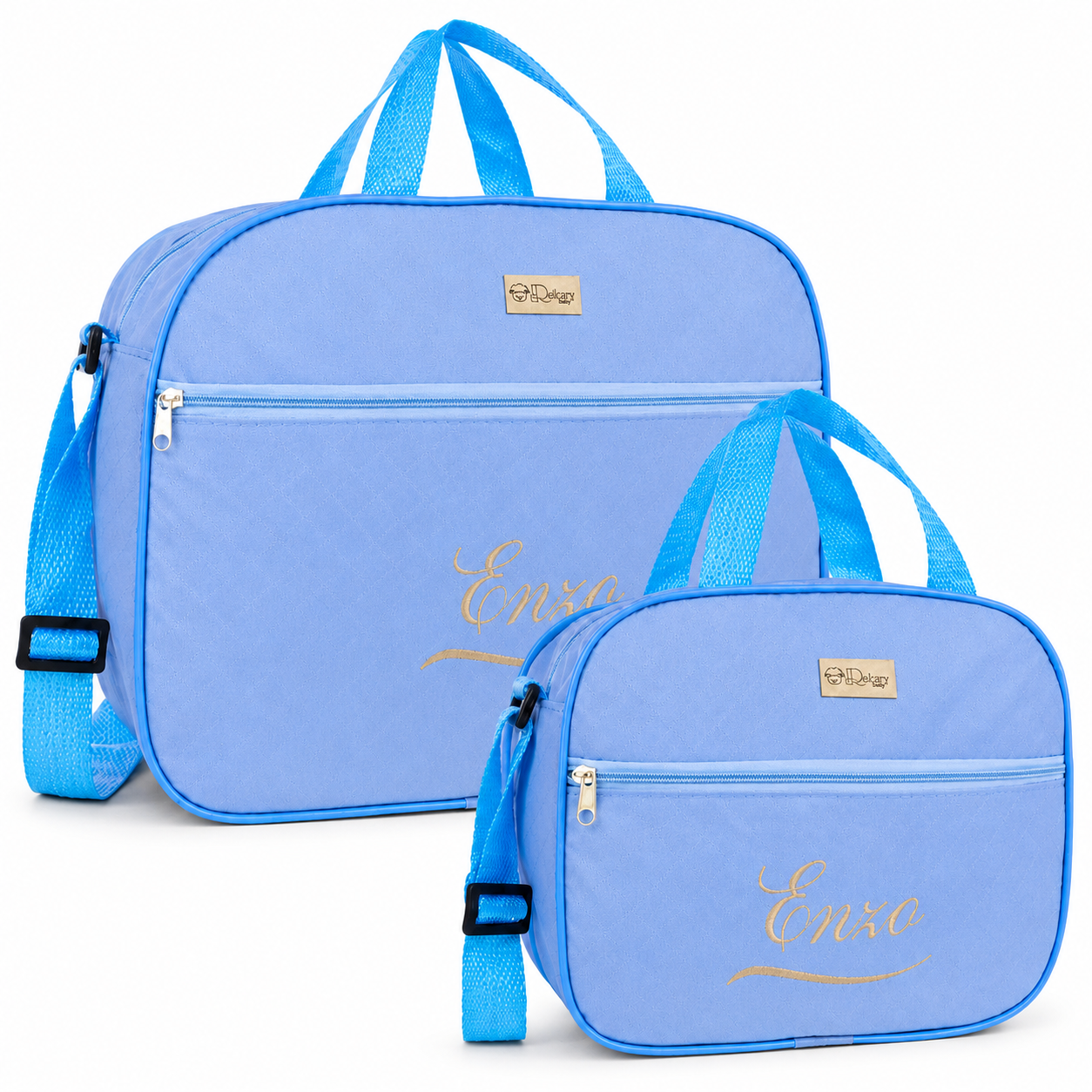 Duas bolsas maternidade azul-claro personalizadas com o nome Enzo bordado em dourado.