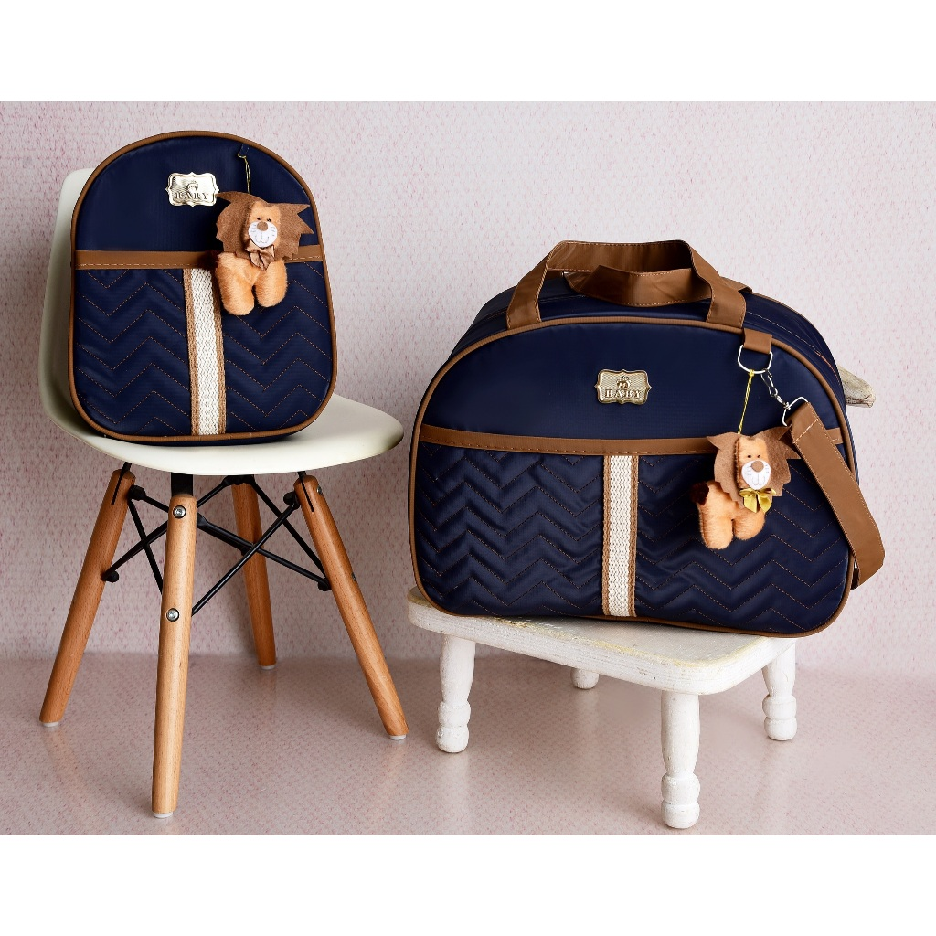 Kit Bolsa Maternidade e Mochila azul marinho numa cadeira