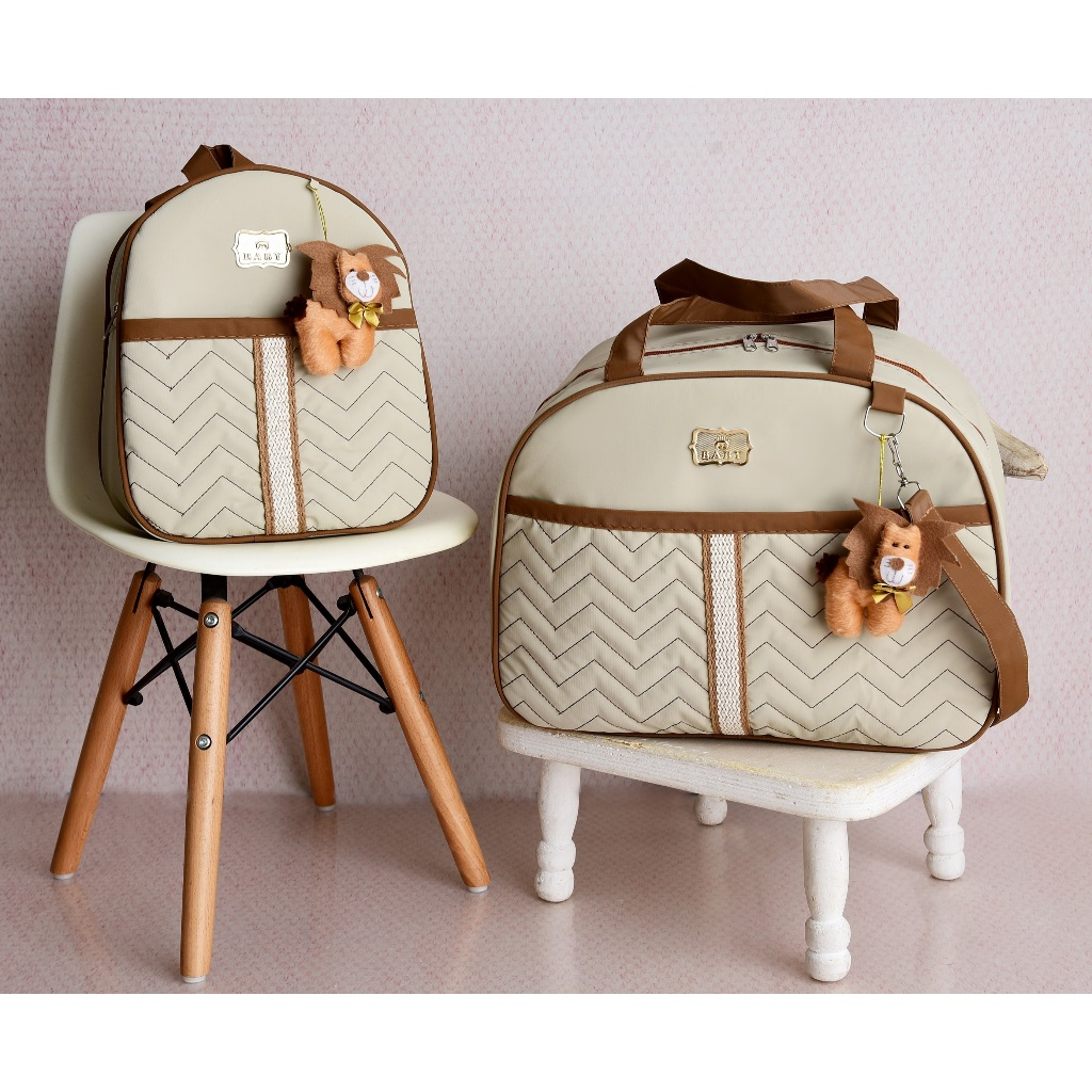Kit Bolsa Maternidade e Mochila com Pelúcia bege em uma cadeira