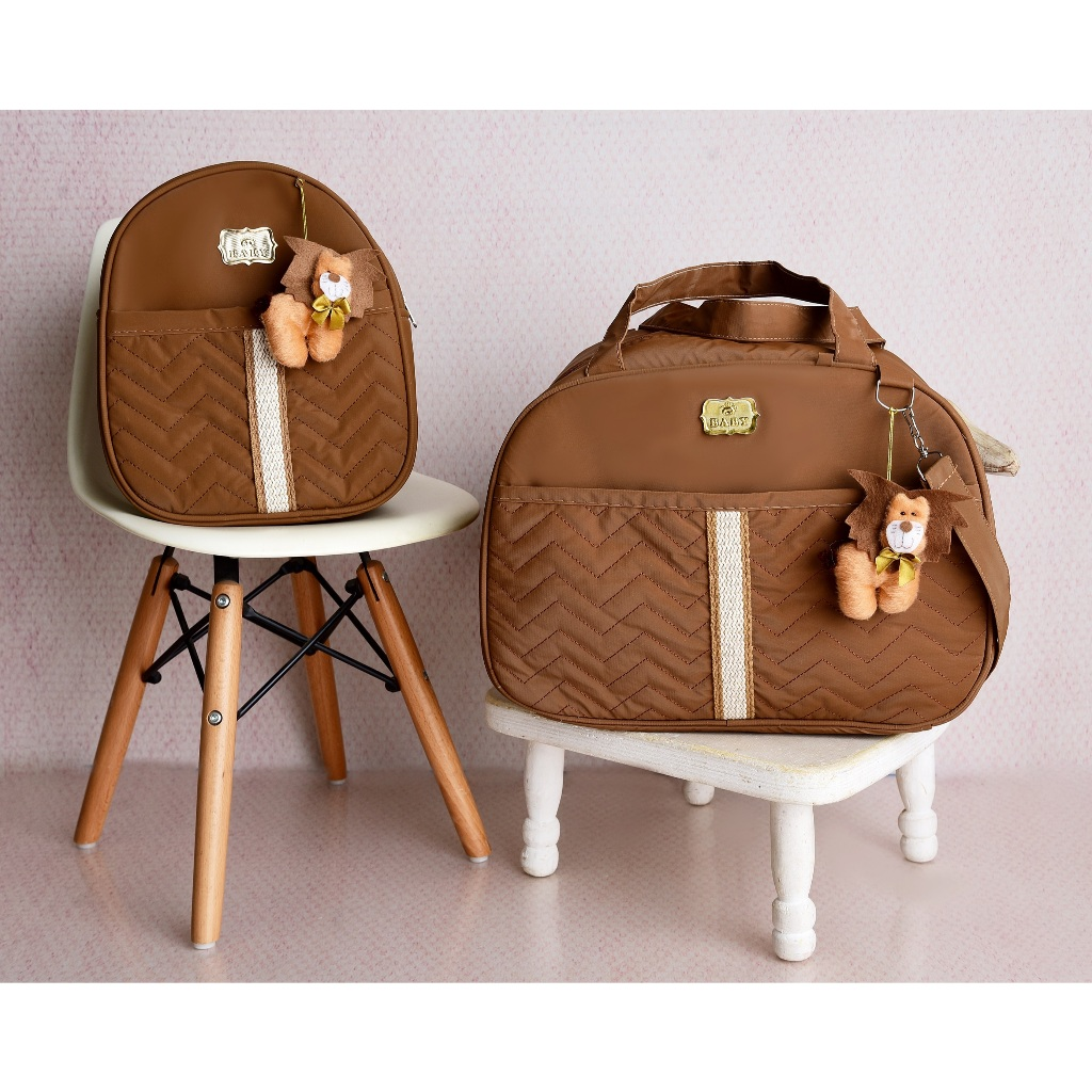 Kit Bolsa Maternidade e Mochila marrom numa cadeira