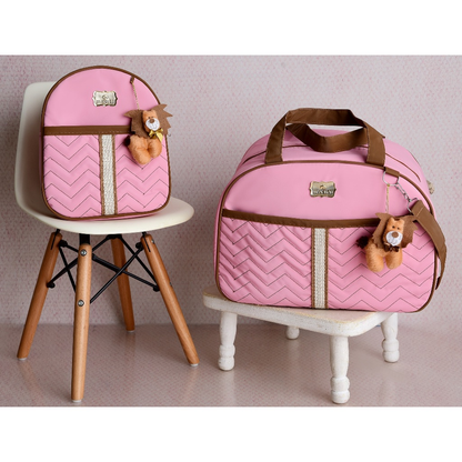 Kit Bolsa Maternidade e Mochila rosa numa cadeira