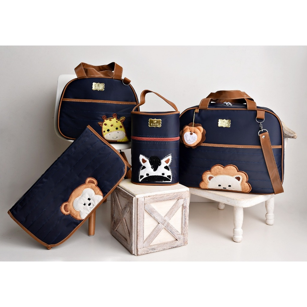 Kit Bolsas Maternidade Bichinhos azul marinho num banco