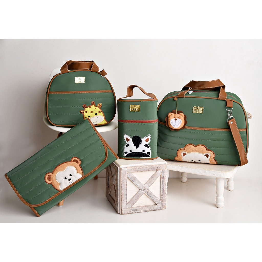 Kit Bolsas Maternidade Bichinhos verde num banco