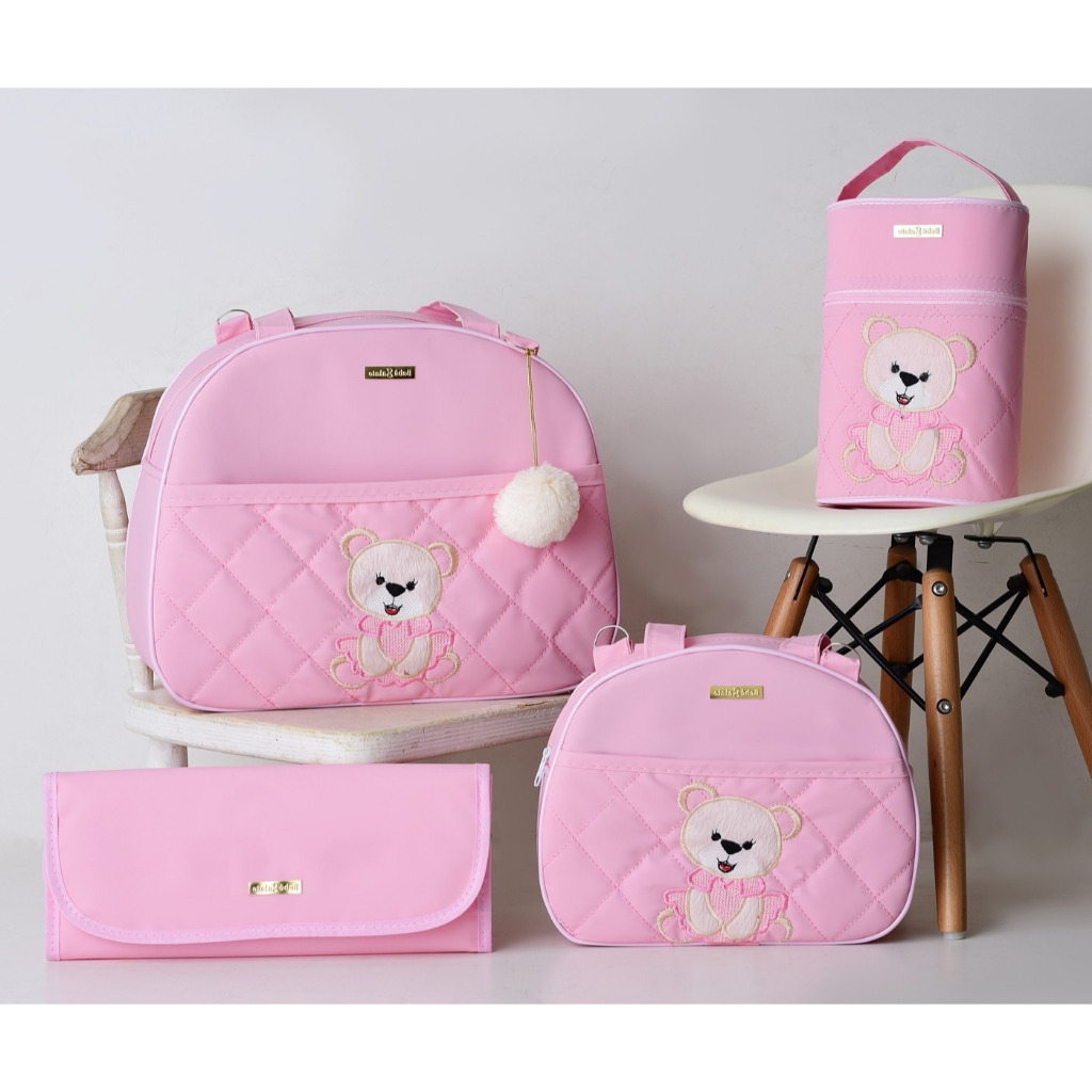 Kit Bolsas Maternidade Ursinho Feliz rosa numa cadeira