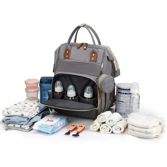 Mochila Maternidade Impermeável Cinza Claro de perto aberta