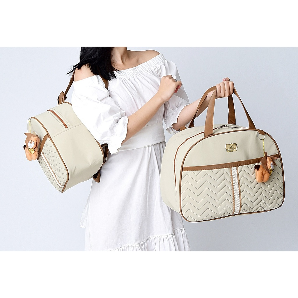 Mulher com Kit Bolsa Maternidade e Mochila 