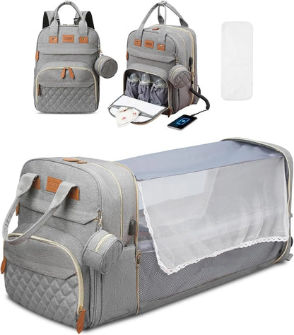 Mochila cinza multifuncional mostrada fechada, aberta com carregador e estendida como berço portátil.