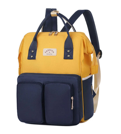**Alt Text:** Vista frontal de mochila maternidade amarela e azul-marinho com bolsos frontais estruturados.