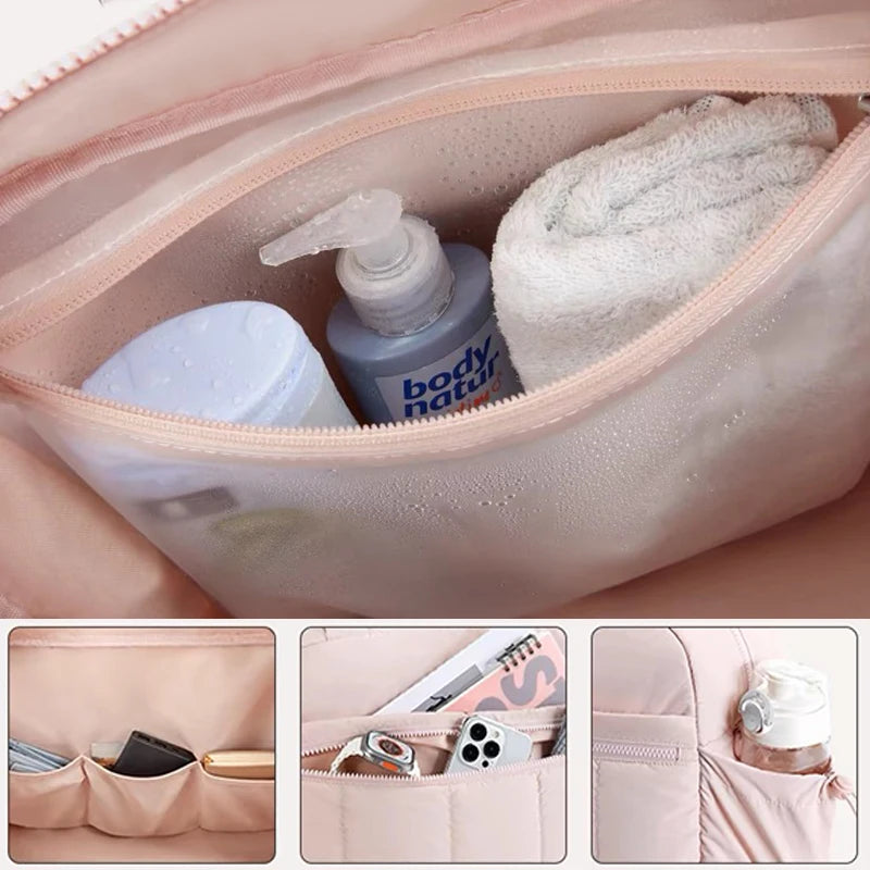 Detalhes de bolsa rosa mostrando bolso impermeável transparente e diversos compartimentos organizadores