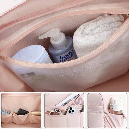 Detalhes de bolsa rosa mostrando bolso impermeável transparente e diversos compartimentos organizadores