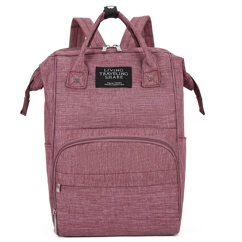 Vista frontal de uma mochila de maternidade rosa-escuro com alças superiores e bolsos.
