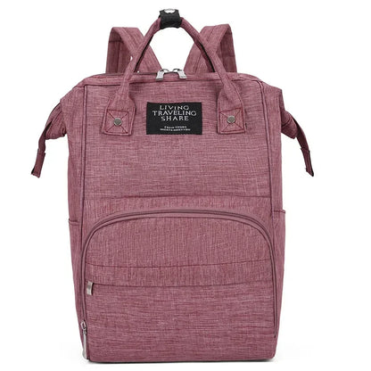 Vista frontal de uma mochila de maternidade rosa-escuro com alças superiores e bolsos.