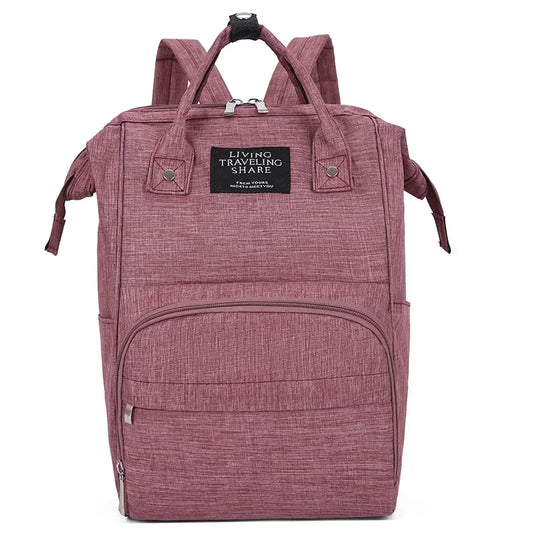Vista frontal de uma mochila de maternidade rosa-escuro com alças superiores e bolsos.