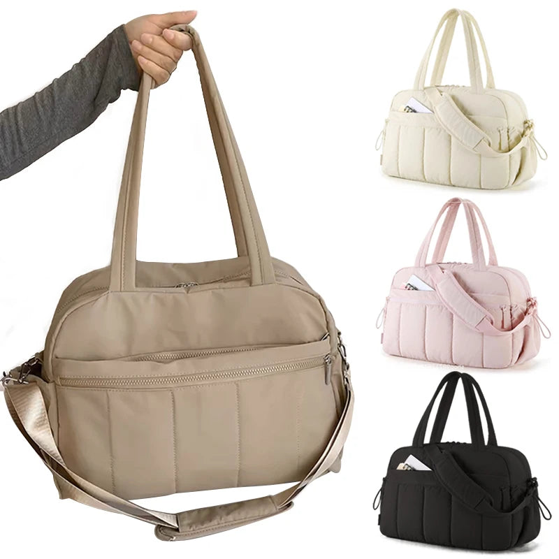 Bolsa de nylon acolchoada em ângulo frontal, nas cores bege, branco, rosa e preto.