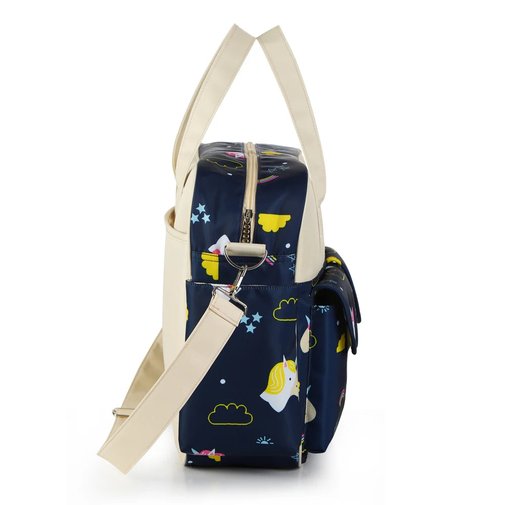 Bolsa maternidade azul-marinho com estampas infantis e alças beges vista de perfil.