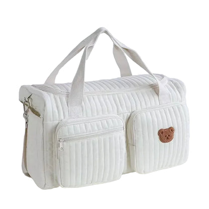 Bolsa de maternidade branca acolchoada com dois bolsos frontais e bordado de ursinho.