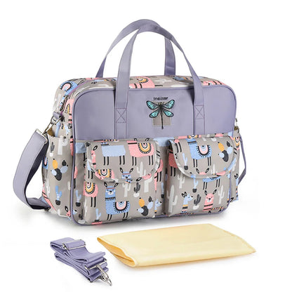 Bolsa maternidade cinza estampada com lhamas, detalhes lilás, alça removível e trocador amarelo.