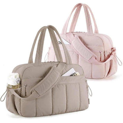 Duas bolsas acolchoadas, nas cores bege e rosa claro, exibidas em ângulo diagonal.