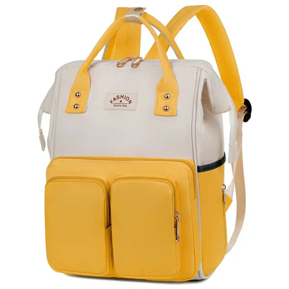 **Alt Text:** Mochila maternidade multifuncional amarela e creme impermeável de grande capacidade em ângulo diagonal.