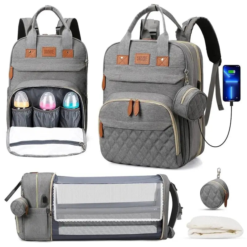 Mochila maternidade cinza mostrada de frente, de perfil e estendida como berço com acessórios.