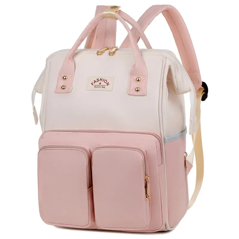 **Alt Text:** Mochila maternidade multifuncional impermeável rosa e creme, vista frontal diagonal com bolsos.
