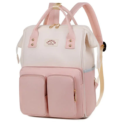 **Alt Text:** Mochila maternidade multifuncional impermeável rosa e creme, vista frontal diagonal com bolsos.