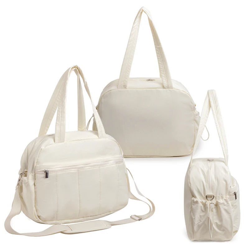 Bolsa de viagem off-white mostrada em três ângulos: frontal, traseiro e lateral.