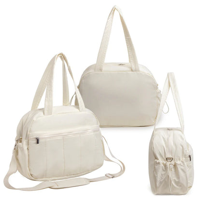 Bolsa de viagem off-white mostrada em três ângulos: frontal, traseiro e lateral.