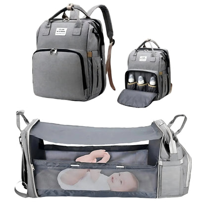 Mochila maternidade cinza mostrada fechada, com mamadeiras e aberta como berço portátil.