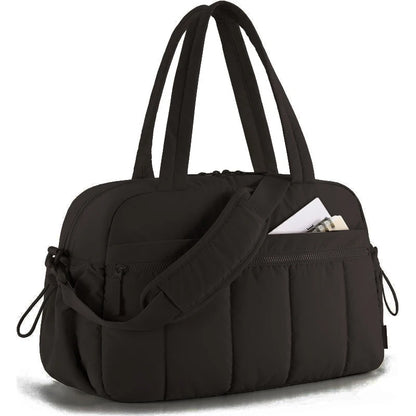 Bolsa preta acolchoada com alça de ombro, vista em ângulo de três quartos.