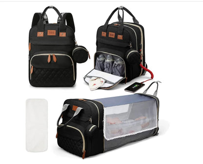 Mochila maternidade preta mostrada fechada, com bolso de mamadeiras aberto e expandida como berço.