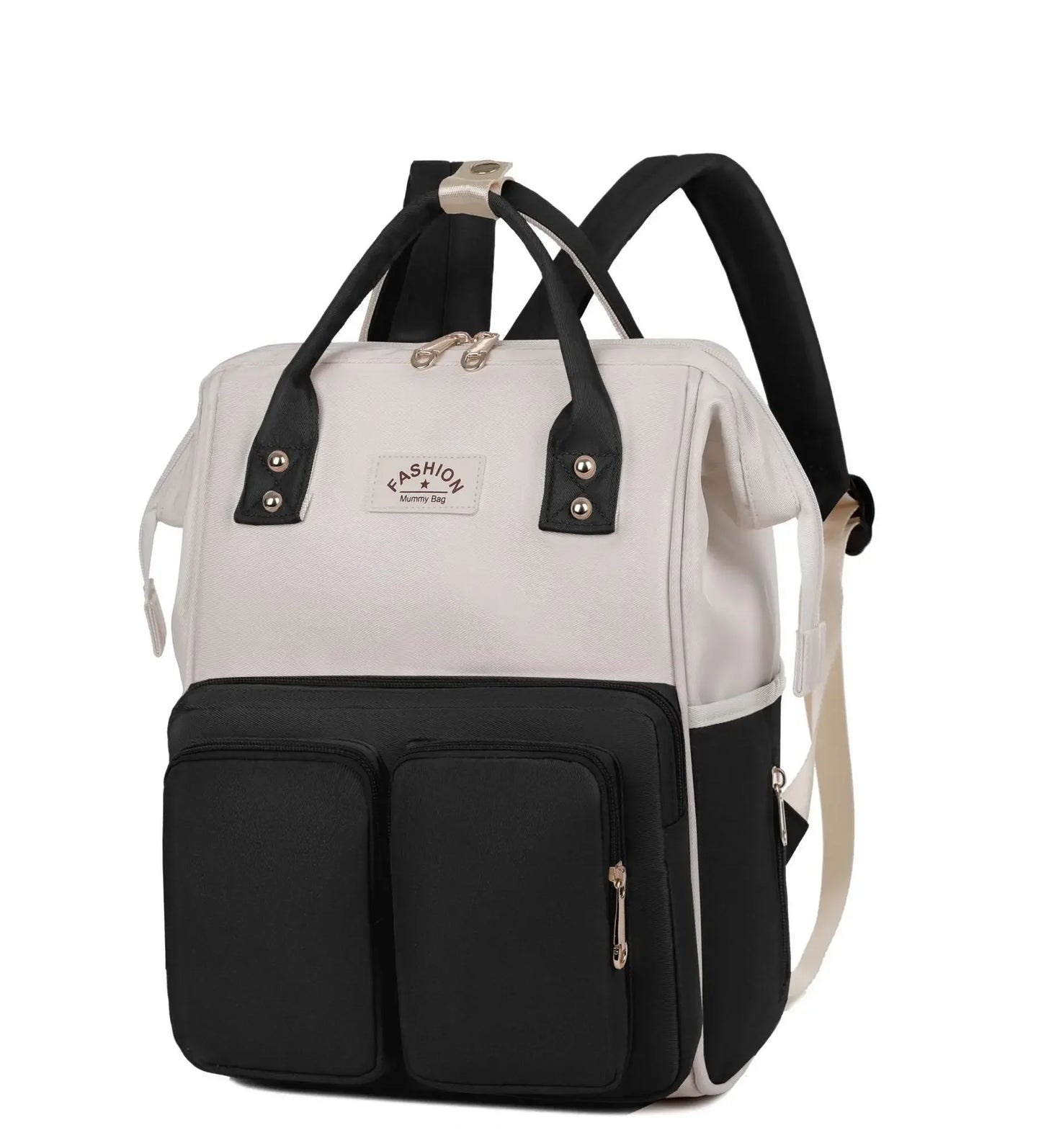 **Alt Text:** Mochila maternidade impermeável preta e branca, vista frontal em ângulo de três quartos.