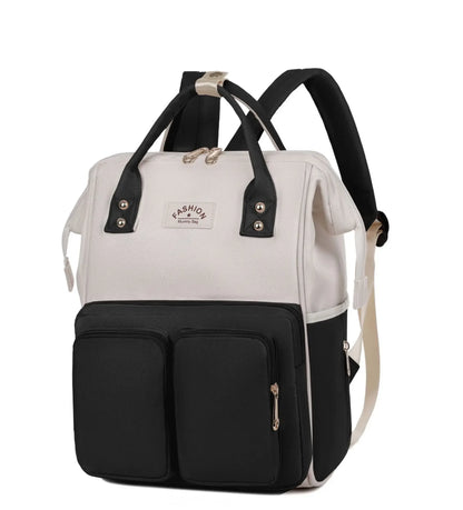 **Alt Text:** Mochila maternidade impermeável preta e branca, vista frontal em ângulo de três quartos.