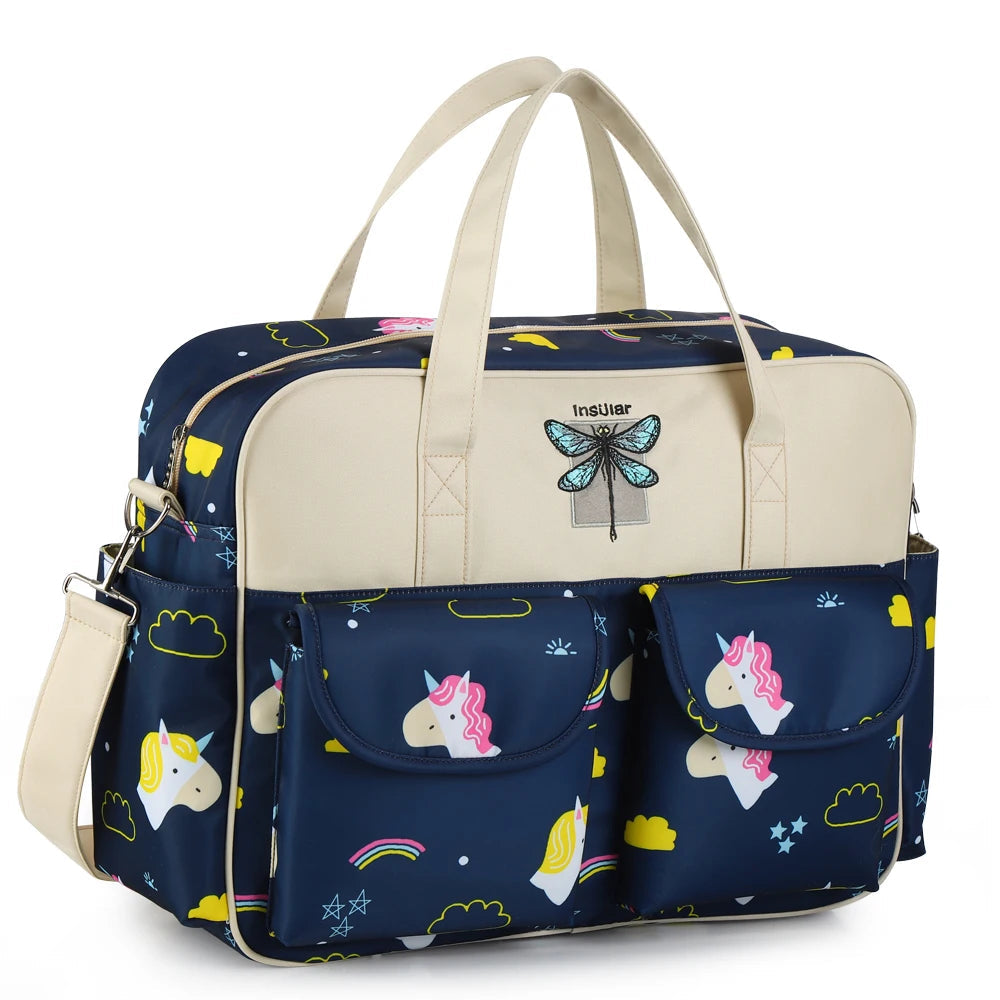 Bolsa maternidade azul e bege com estampas de unicórnio em perspectiva de três quartos.