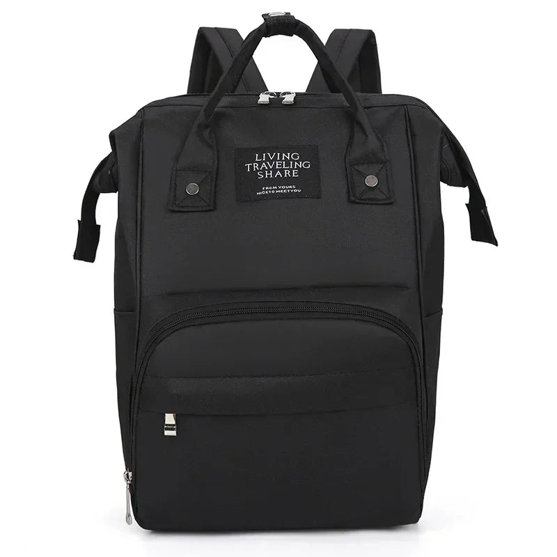 Mochila preta retangular em vista frontal com alças de mão sobre fundo branco.