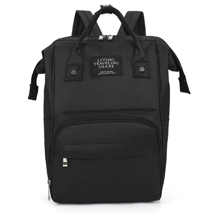 Mochila preta retangular em vista frontal com alças de mão sobre fundo branco.