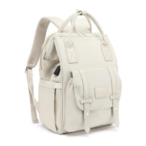 Mochila bege estruturada em ângulo diagonal com bolsos frontais e alça superior.