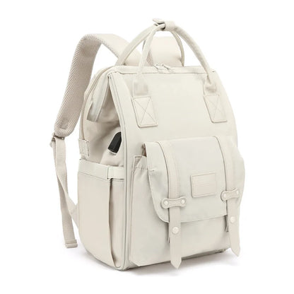 Mochila bege estruturada em ângulo diagonal com bolsos frontais e alça superior.