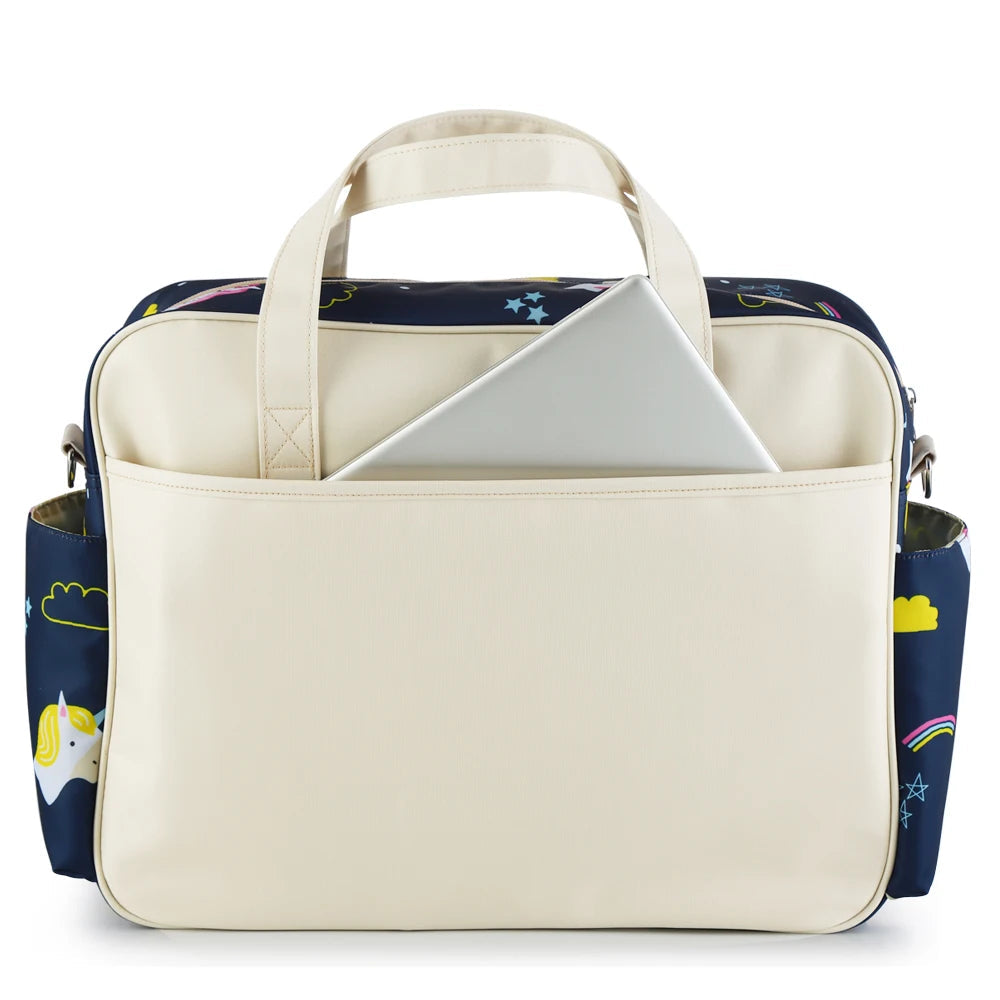 Bolsa maternidade frontal bege e azul com estampa, contendo um notebook no bolso externo.